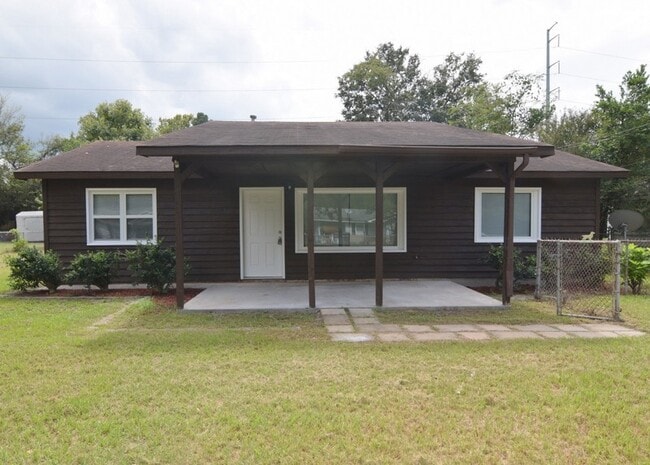 Building Photo - Nicely Updated 3 Bedroom House with Fully Fenced Yard