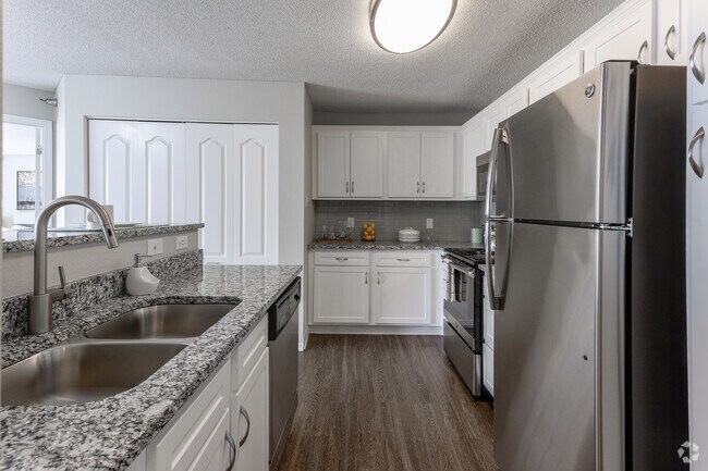 2 habitaciones, 2 baños - 1142 pies cuadrados - Cocina - ReNew Town Center