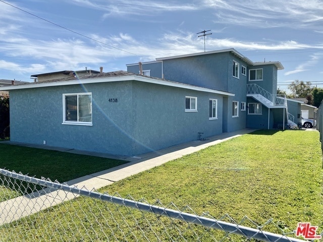 Building and gated yard - 4138 Redondo Beach Blvd Apartamentos Unidad A