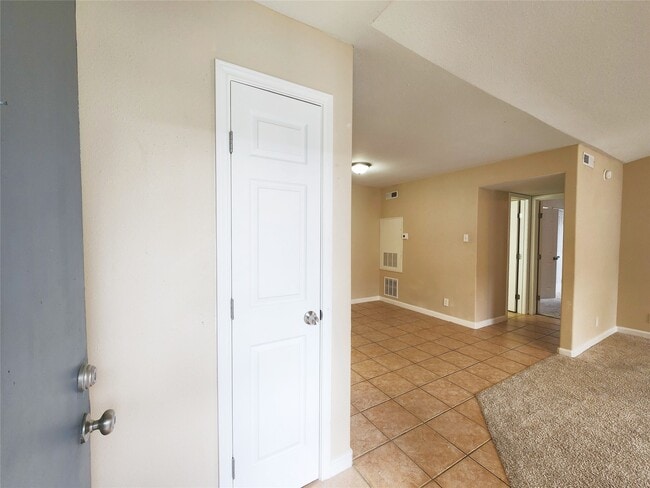 Building Photo - 17401 Red Oak Dr Unit 100