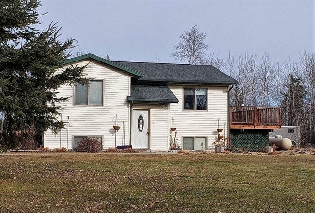 Building Photo - Private Split Level Home