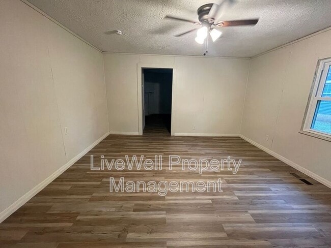 Photo - 412 E 6th St