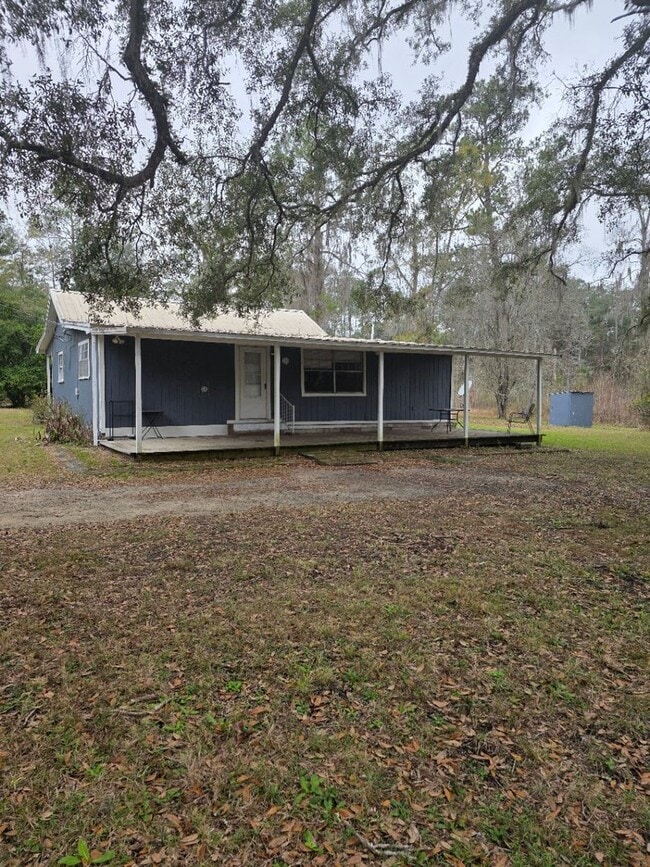 Building Photo - Spacious Country Living