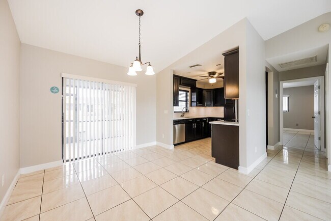 Photo - 909 SW 9th Ave