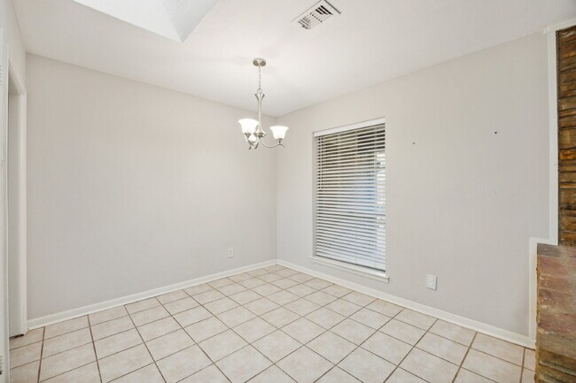 Building Photo - 1725 Northcrest Dr