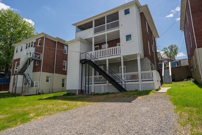 Building Photo - 1131 Wasena Ave SW Unit A Rental