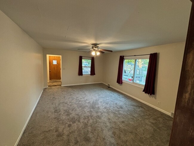 Building Photo - 812-811 11th Ave Rental