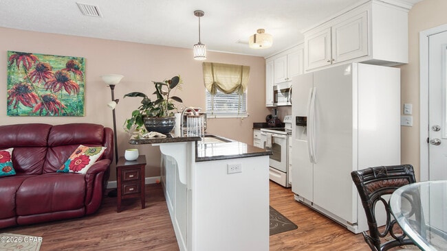 Photo - 1600 W 12th St Unidad B