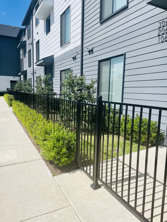 Avenue 3275