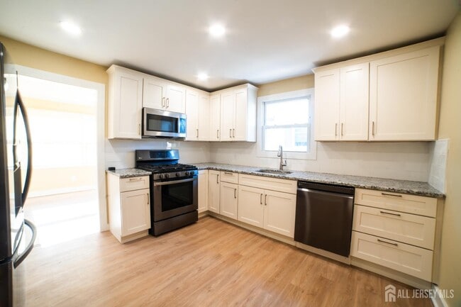 Photo - 341 David St