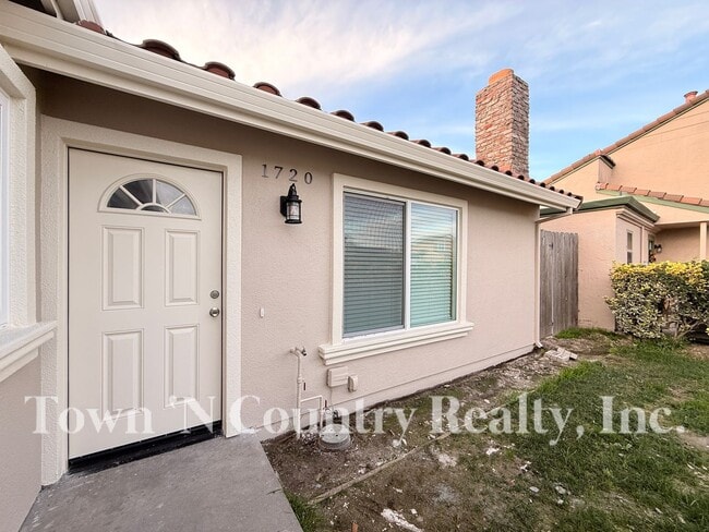 Building Photo - 1720 Cherokee Dr Unit Main House