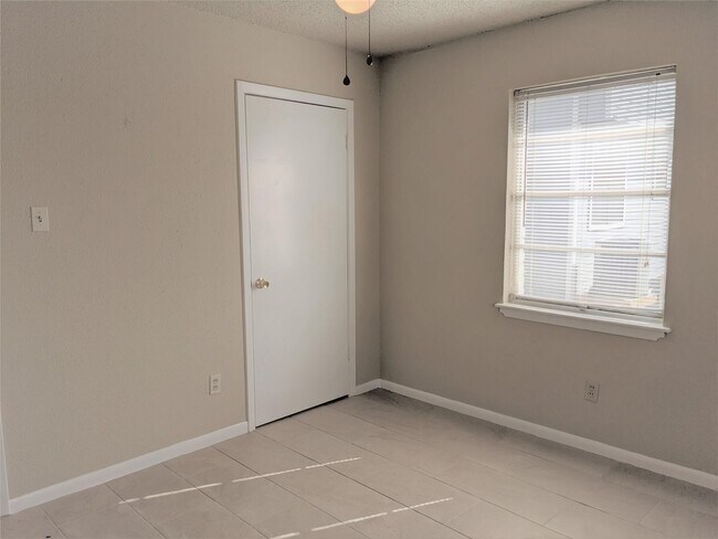 Building Photo - 915 Alexander St