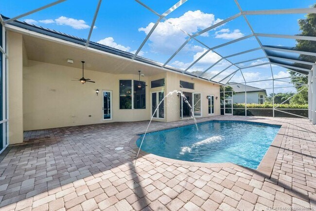 Photo - 511 SW Squire Johns Ln