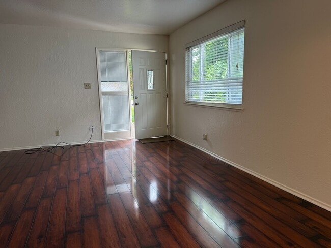 Photo - 2 story updated townhouse In Rosemont 2/1