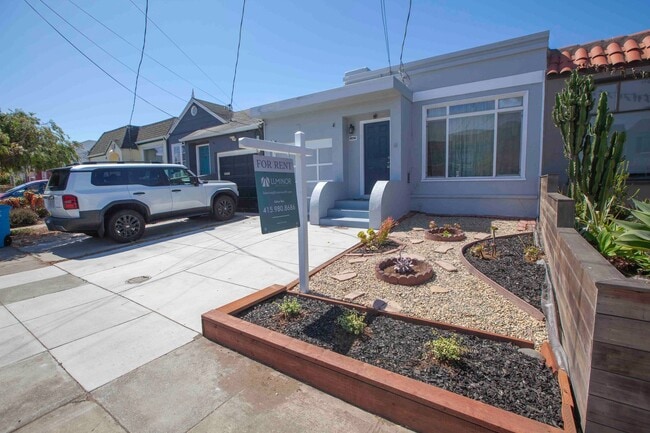 Building Photo - Stunning 2BD/1BA Contemporary Home with Pa...