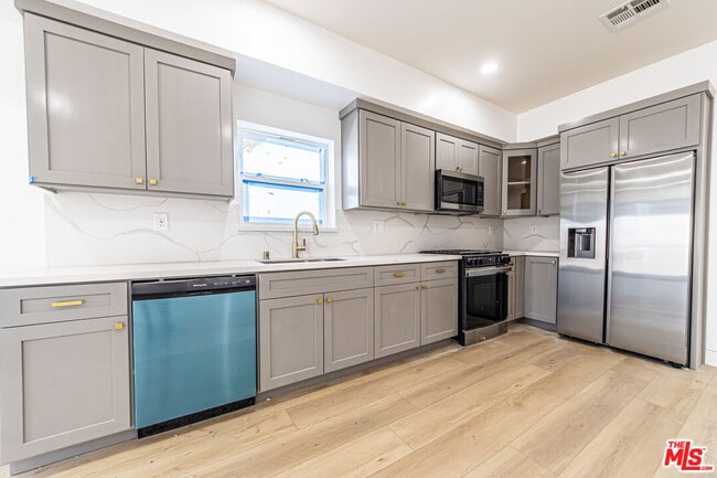 Photo - 5436 Romaine St