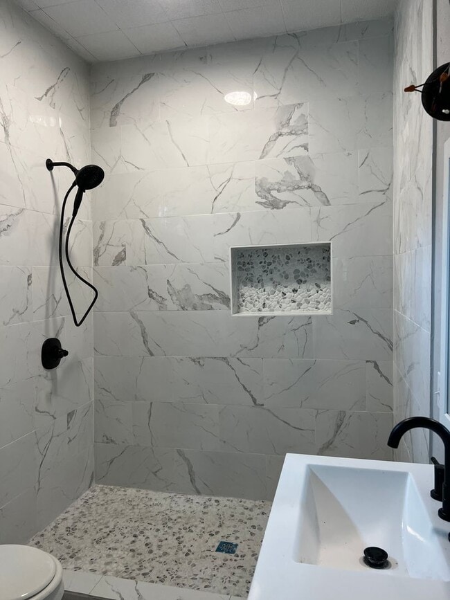 Building Photo - 4 Bed 2 Bath LARGE Home FOR RENT