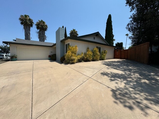 Building Photo - Beautifully Updated 3 Bedroom, 2 bath Rola... Rental