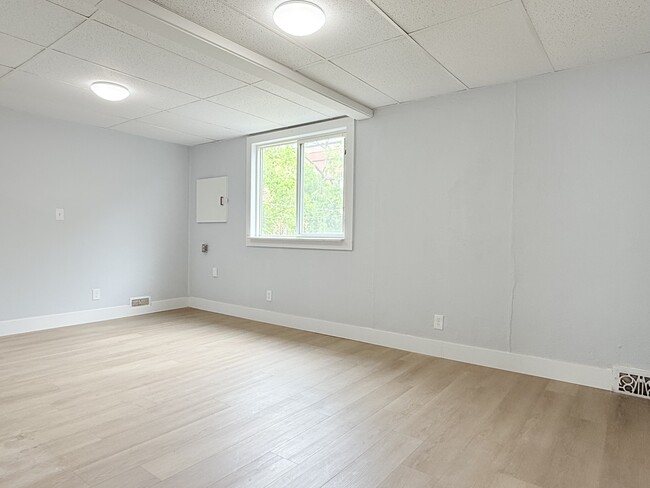 Building Photo - 1011 Albert Rd Unit 4