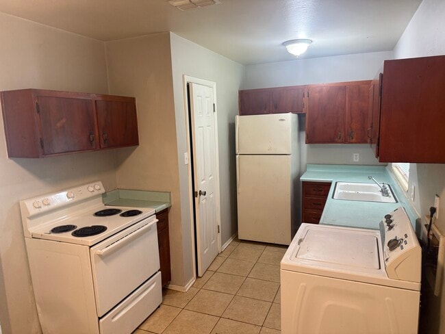 Kitchen - 1907 Karen Ln