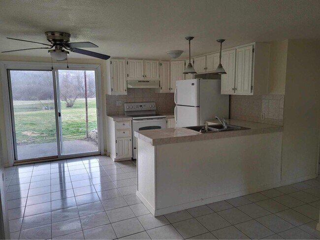 Photo - 4 Dr Knapp Rd S Unit 4