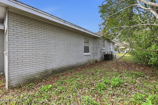 Photo - 2002 St Clair St