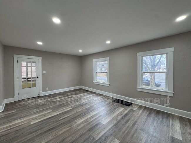 Photo - 2927 Hoagland Ave