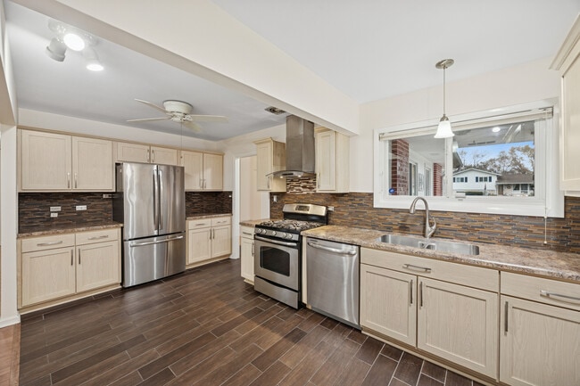 Photo - 21W225 Coronet Rd