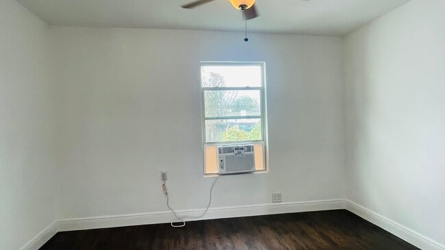 Photo - 413 N LIVE OAK St