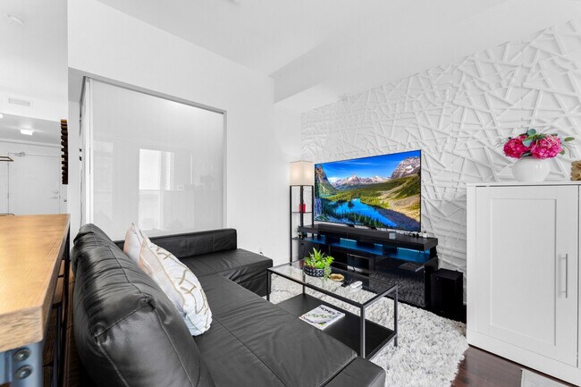 Photo - 19 Grand Trunk Crescent Unit ID1313353P