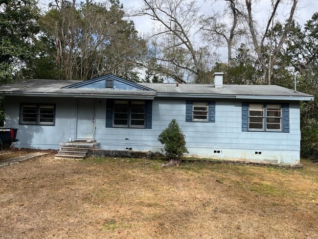 Photo - 3 bedroom 1 bath house with a large back yard! Available August 2026