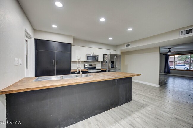 Photo - 2122 E Radcliffe Dr