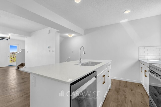 Building Photo - 1025-1025 Secord Promenade