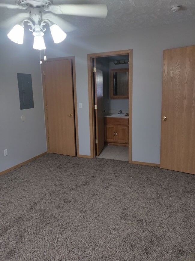 Building Photo - S Scenic Duplex Unit 812 S Scenic