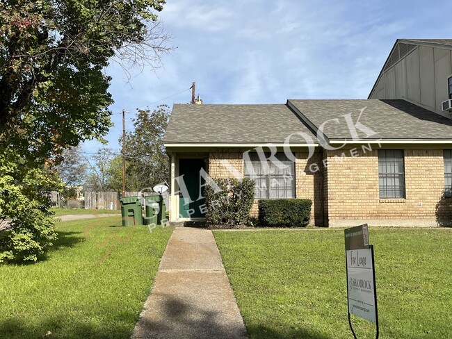 Building Photo - Hewitt Townhome