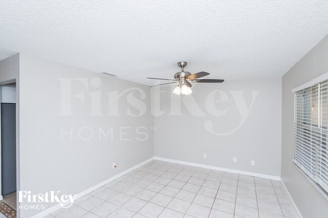 Photo - 738 Empress St SE