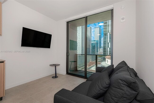 Photo - 121 NE 5th St Unidad 706