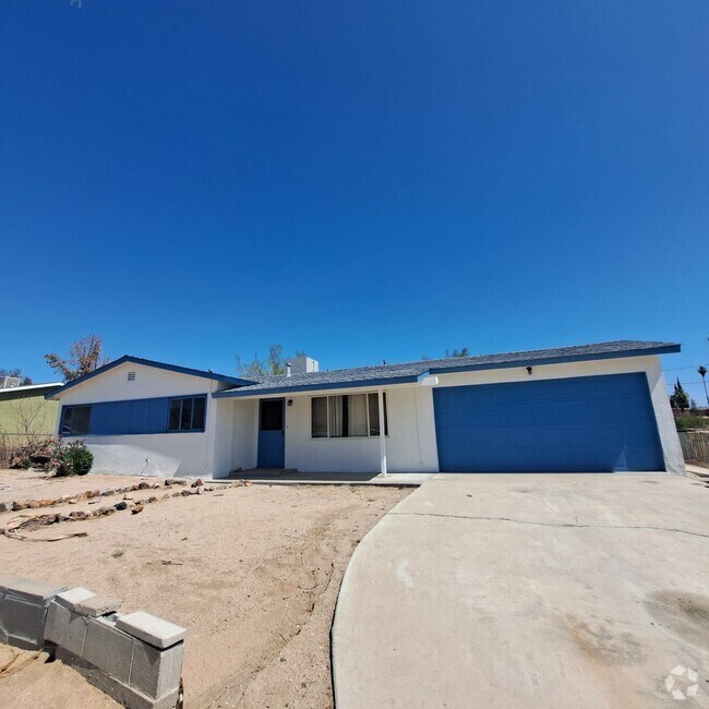 Building Photo - 3 Bedroom/ 2 Bathroom with extra room Rental