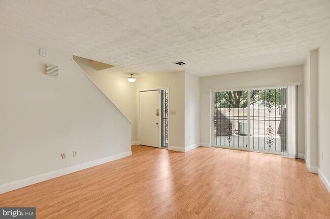 Photo - 1033 Quincy St NE