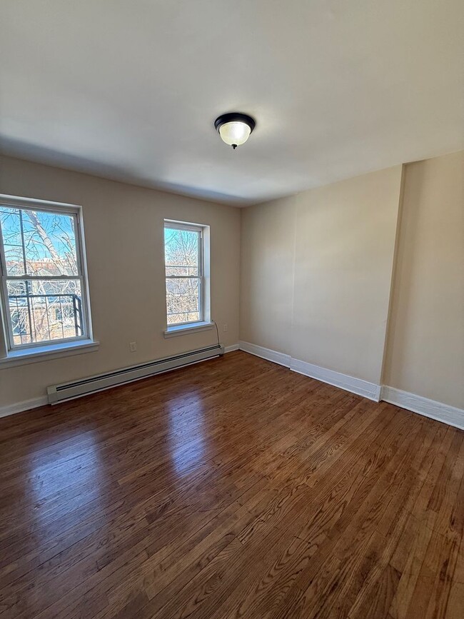 Building Photo - 126 S William St Unit 3