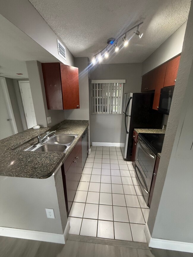 Building Photo - 2881 N Oakland Forest Dr