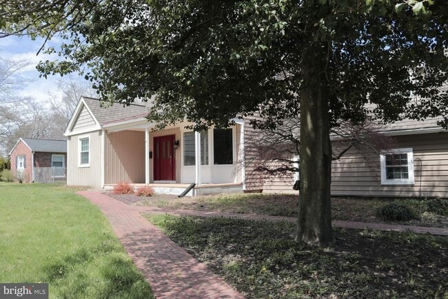 102 E Main St
