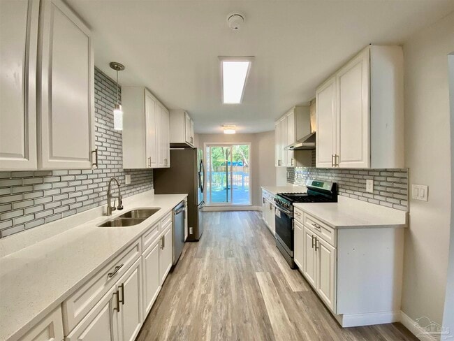 Photo - 402 Fairpoint Dr