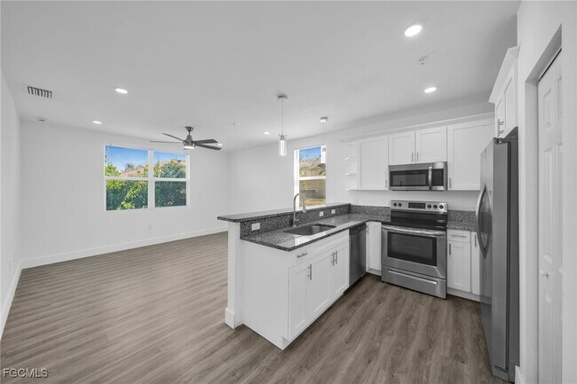 Photo - 275 SW 4th St Unidad 100