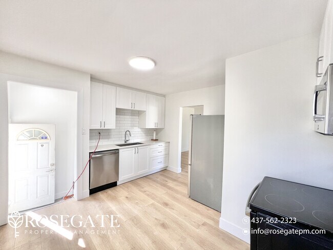 Photo - Spacious 5-Bedroom Home with Balcony & Private Outdoor Space in London!