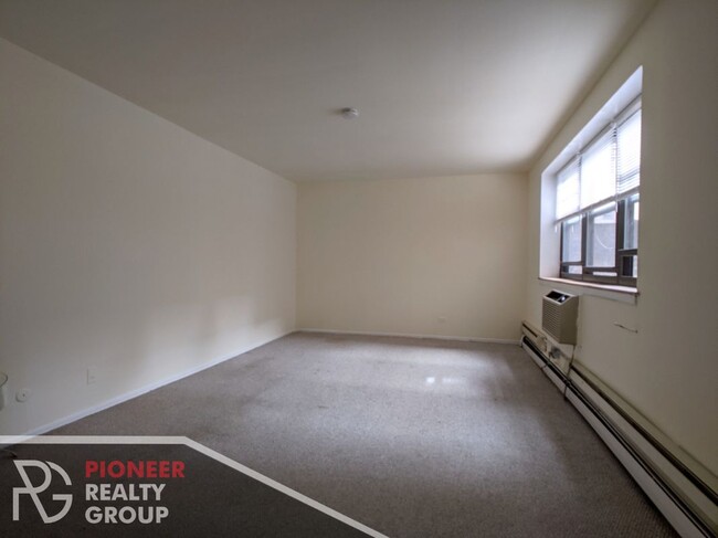 Building Photo - 660 W Wrightwood Ave Unit 210
