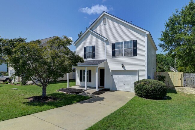 Building Photo - Freshly Updated 3 bedroom Home with New Ro...
