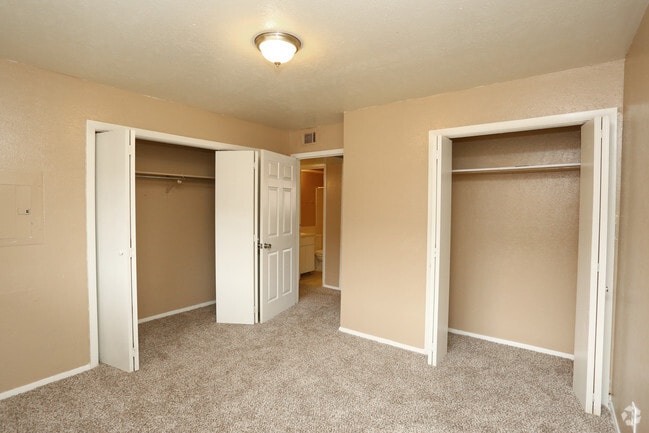 2BR, 2BA - 796SF - Second Bedroom