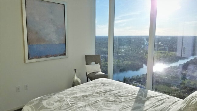 Building Photo - 301 West Ave. Unit Suite 4900