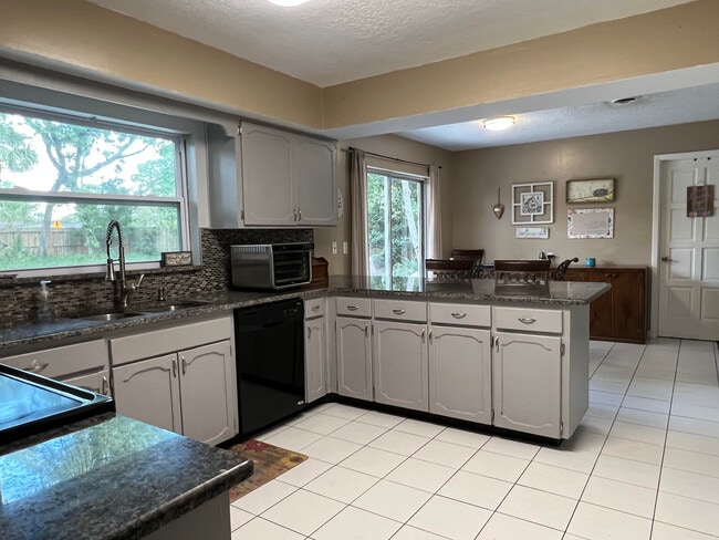 Photo - 305 Sweetwater Creek Dr W